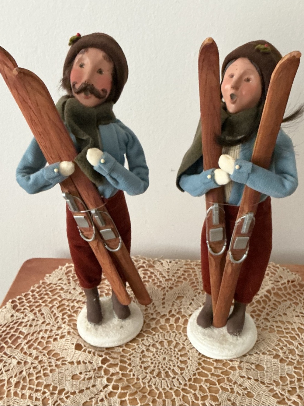 RARE Vintage #76/100 Byers Choice Couple w/Skies